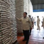 FOTO 16 Agustus_Presiden Prabowo Subianto melakukan inspeksi mendadak (sidak) langsung ke Kompleks Gudang Bulog Danurejo di Kabupaten Magelang, Jawa Tengah.bulog