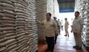 FOTO 16 Agustus_Presiden Prabowo Subianto melakukan inspeksi mendadak (sidak) langsung ke Kompleks Gudang Bulog Danurejo di Kabupaten Magelang, Jawa Tengah.bulog