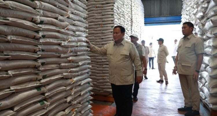 FOTO 16 Agustus_Presiden Prabowo Subianto melakukan inspeksi mendadak (sidak) langsung ke Kompleks Gudang Bulog Danurejo di Kabupaten Magelang, Jawa Tengah.bulog