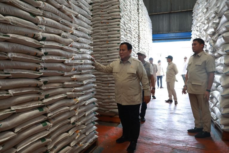 FOTO 16 Agustus_Presiden Prabowo Subianto melakukan inspeksi mendadak (sidak) langsung ke Kompleks Gudang Bulog Danurejo di Kabupaten Magelang, Jawa Tengah.bulog