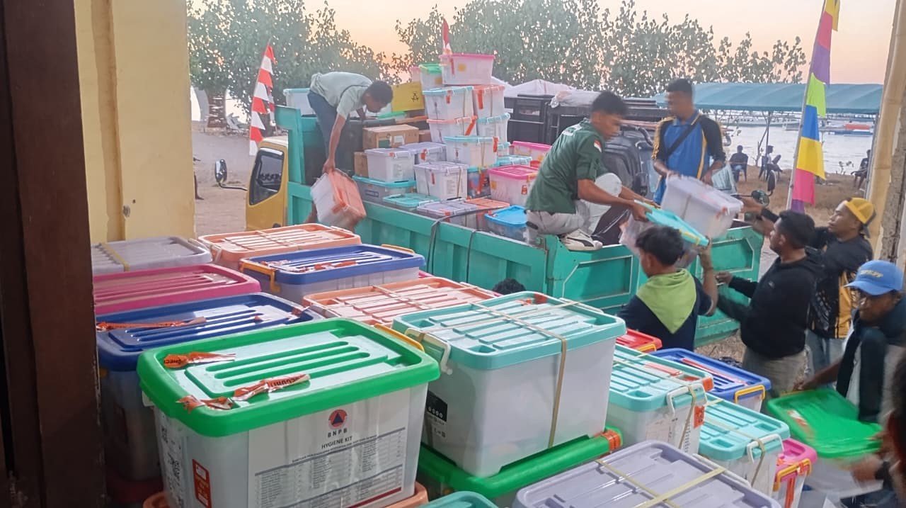 FOTO 17 Agustus_Bantuan logistik peralatan BNPB telah tiba di Pulau Palue untuk selanjutnya didata di Kantor Kecamatan Palue, Kabupaten Sikka, Nusa Tenggara Timur. bnpb