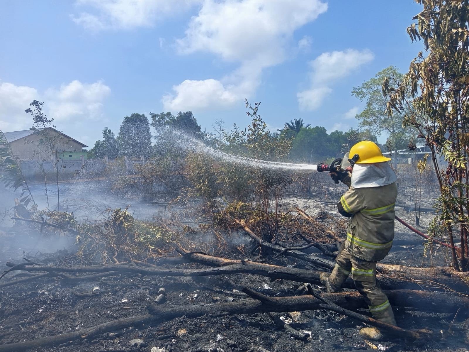 FOTO 18 Agustus_BPBD Kabupaten Semarang memadamkan api di sebuah lahan kebun jati yang terbakar di Dusun Tegalmiring, Desa Mluweh,