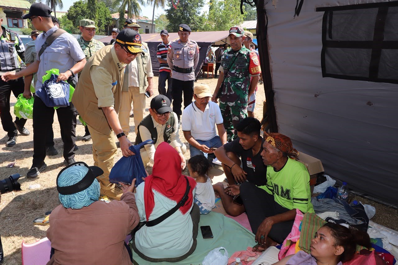 FOTO 18 Agustus_Kepala BNPB Letjen TNI Suharyanto (topi hitam rompi cokelat) bersama Menko PMK Pratikno (topi hitam rompi hijau tua) saat berdialog