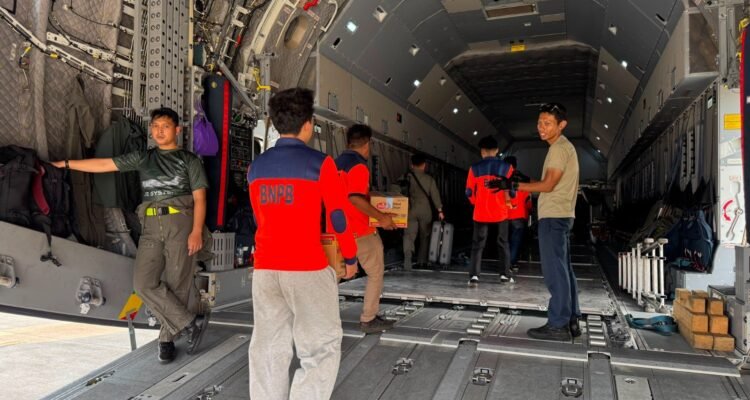 FOTO 18 Agustus_Proses distribusi bantuan logistik di Pos Pendukung Logistik Nasional Halim Perdanakusuma untuk masyarakat terdampak Gempa Nusa Tenggara Timur