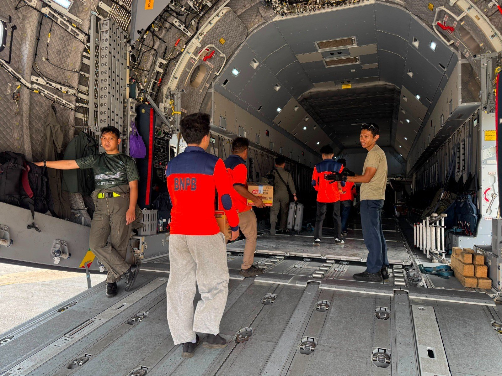FOTO 18 Agustus_Proses distribusi bantuan logistik di Pos Pendukung Logistik Nasional Halim Perdanakusuma untuk masyarakat terdampak Gempa Nusa Tenggara Timur