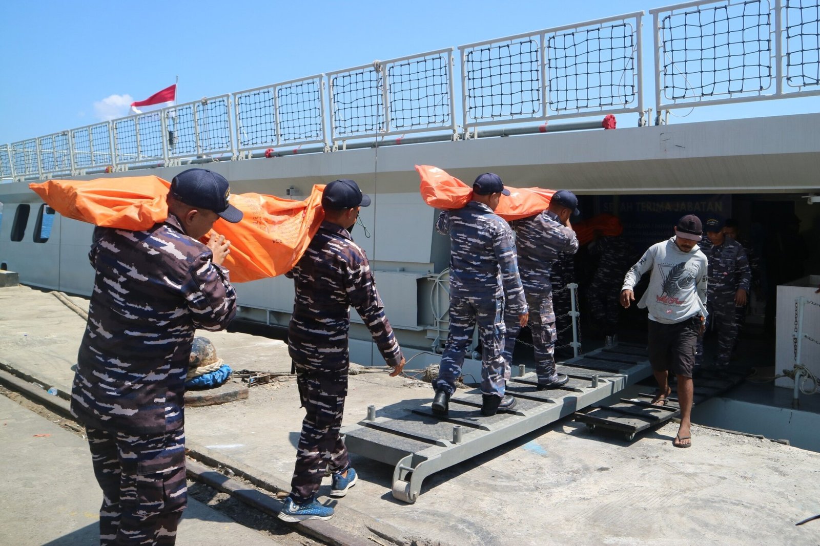 FOTO 19 Agustus_Crew KRI Bung Hatta memuat logistik ke kapal di Pelabuhan Labuhan Bajo, Kabupaten Manggarai Barat Provinsi Nusa Tenggara Timur pada Selasa (18 8). bnpb