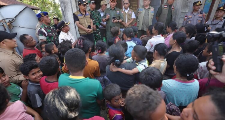 FOTO 19 Agustus_Kepala BNPB Letjen TNI Suharyanto memberikan sosialisasi kepada warga terdampak gempa Flores di Desa Peozaka Ramba, Kec Ende, Kab Ende, Nusa Tenggara Timur,