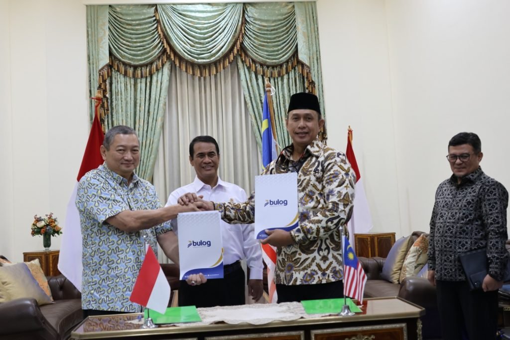 FOTO 19 Agustus_Menteri Pertanian Andi Amran Sulaiman menyaksikan penandatanganan Nota Kesepahaman antara Perum Bulog