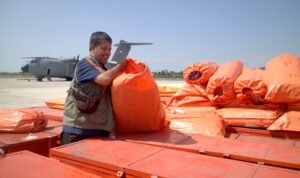 FOTO 19 Agustus_Personil BNPB mengecek barang logistik yang telah tiba di Bandara Komodo, Labuhan Bajo, Kabupaten Manggarai Barat. bnpb