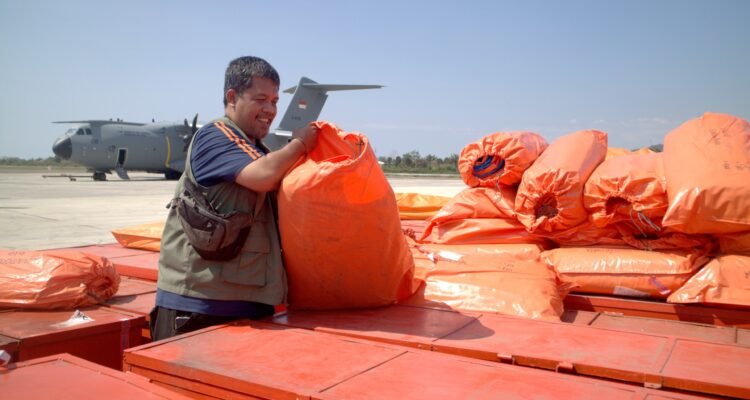 FOTO 19 Agustus_Personil BNPB mengecek barang logistik yang telah tiba di Bandara Komodo, Labuhan Bajo, Kabupaten Manggarai Barat. bnpb