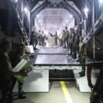 FOTO 19 Agustus_Personil TNI melakukan bongkar muat logistik untuk warga terdampak gempa NTT di Bandara Halim Perdanakusuma, Jakarta. bnpb