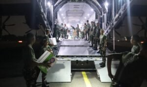 FOTO 19 Agustus_Personil TNI melakukan bongkar muat logistik untuk warga terdampak gempa NTT di Bandara Halim Perdanakusuma, Jakarta. bnpb