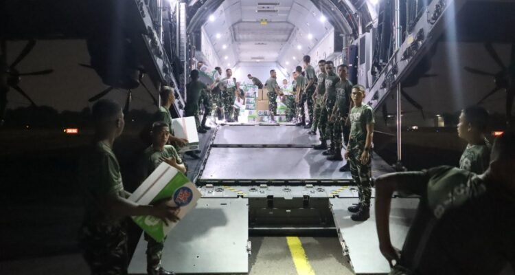 FOTO 19 Agustus_Personil TNI melakukan bongkar muat logistik untuk warga terdampak gempa NTT di Bandara Halim Perdanakusuma, Jakarta. bnpb