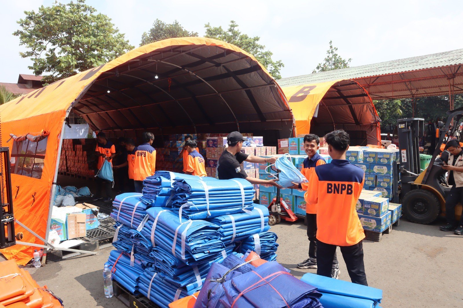 FOTO 19 Agustus_Proses bongkar muat di Pos Dukungan Logistik Nasional (Posduklognas) PDB Gempabumi Nusa Tenggara Timur, Jakarta. bnpb