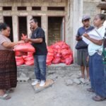 FOTO 19 Agustus_etugas BPBD Kabupaten Ende menyerahkan bantuan dari BNPB kepada para penyintas gempa Flores di Desa Peozaka Ramba, Kec Ende, Kab Ende, Nusa Tenggara Timur