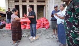 FOTO 19 Agustus_etugas BPBD Kabupaten Ende menyerahkan bantuan dari BNPB kepada para penyintas gempa Flores di Desa Peozaka Ramba, Kec Ende, Kab Ende, Nusa Tenggara Timur