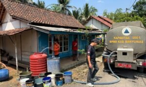 FOTO 2 Agustus_BPBD Kabupaten Banyumas mendistribusikan bantuan air bersih ke sejumlah desa yang terdampak kekeringan