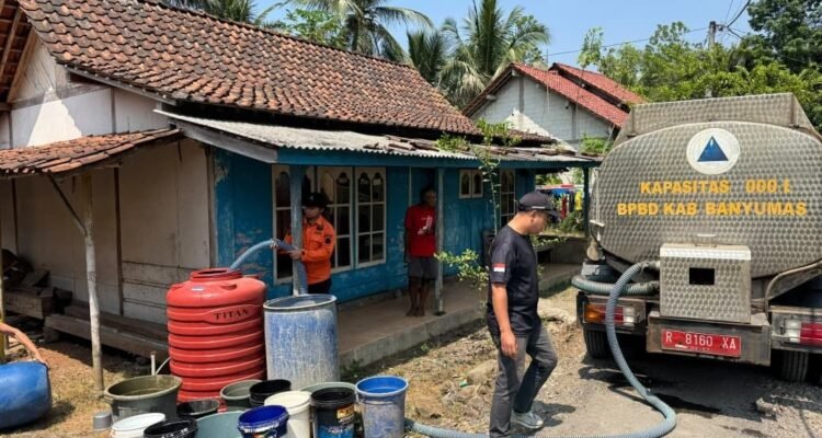 FOTO 2 Agustus_BPBD Kabupaten Banyumas mendistribusikan bantuan air bersih ke sejumlah desa yang terdampak kekeringan