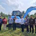 FOTO 2 Agustus_Penyerahan berbagai bantuan bagi masyarakat pelaku usaha perikanan di Kabupaten Padang Pariaman pascabencana banjir dan tanah longsor. dok. kab