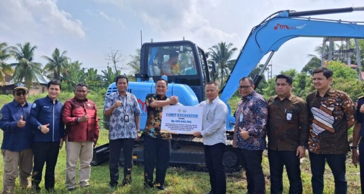 FOTO 2 Agustus_Penyerahan berbagai bantuan bagi masyarakat pelaku usaha perikanan di Kabupaten Padang Pariaman pascabencana banjir dan tanah longsor. dok. kab