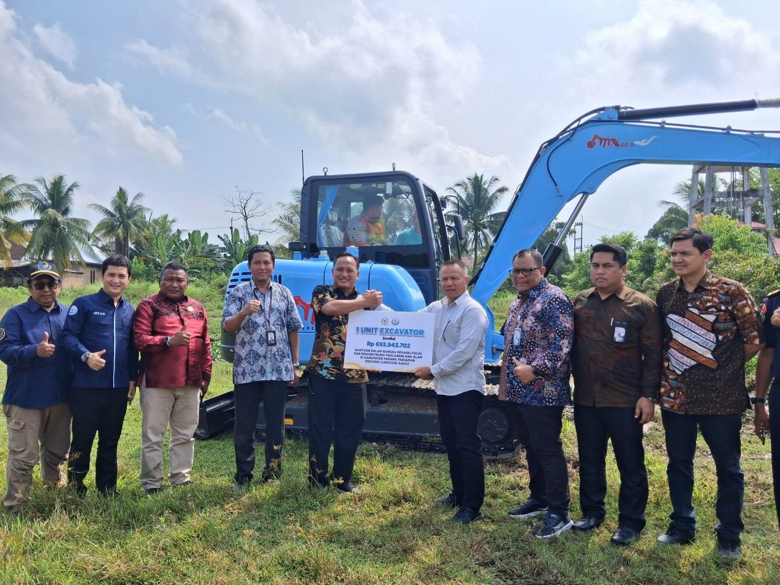 FOTO 2 Agustus_Penyerahan berbagai bantuan bagi masyarakat pelaku usaha perikanan di Kabupaten Padang Pariaman pascabencana banjir dan tanah longsor. dok. kab