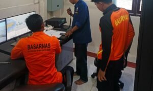 FOTO 2 Agustus_Petugas melakukan penanganan dan evakuasi penumpang KM Mutiara Sentosa II. dok. hublakemenhub 1