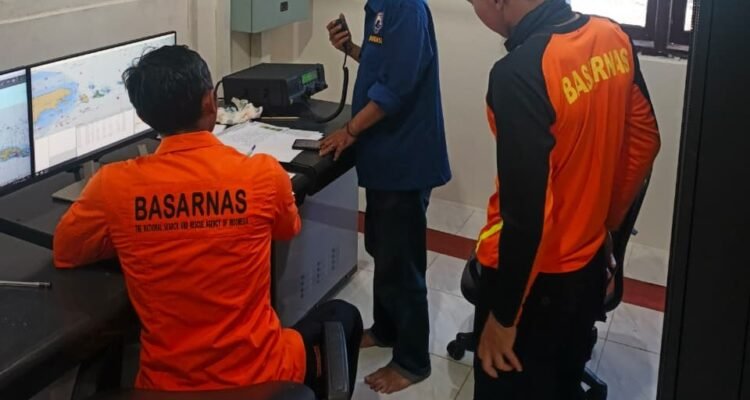 FOTO 2 Agustus_Petugas melakukan penanganan dan evakuasi penumpang KM Mutiara Sentosa II. dok. hublakemenhub 1