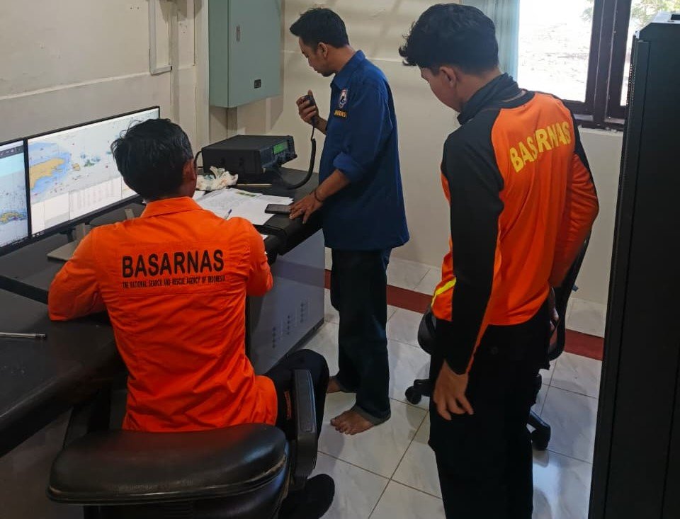 FOTO 2 Agustus_Petugas melakukan penanganan dan evakuasi penumpang KM Mutiara Sentosa II. dok. hublakemenhub 1