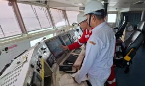 FOTO 2 Mei_Pemeriksaan kapal berbendera Indonesia yang beroperasi di pelayaran internasional. dok. hubla 2