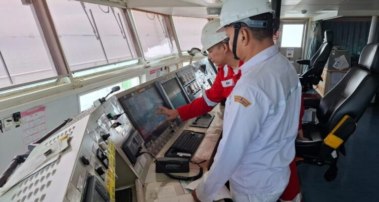 FOTO 2 Mei_Pemeriksaan kapal berbendera Indonesia yang beroperasi di pelayaran internasional. dok. hubla 2