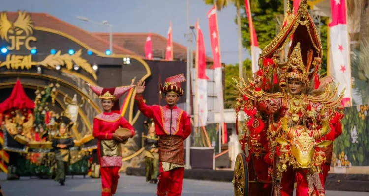 FOTO 20 Agustus_Acara Jember Fashion Carnaval (JFC) sebagai karnaval busana internasional di jalan raya Kabupaten Jember, Jawa Timur. kemenpar