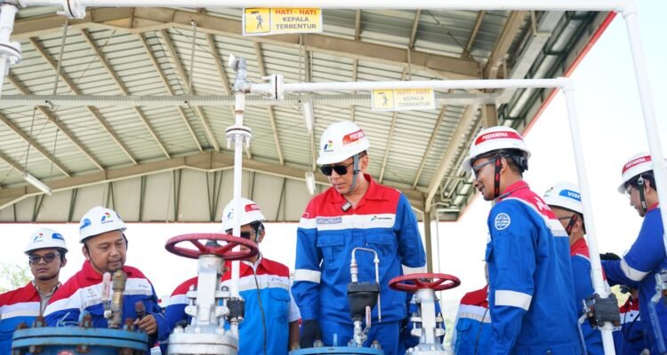 FOTO 20 Agustus_Saat cek Fuel Terminal (FT) Labuan Bajo, Nusa Tenggara Timur. (dok. pertamina)