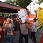 FOTO 21 Agustus_Anggota BPBD - TNI dan Polri menurunkan bantuan kemanusiaan dari Pemerintah Provinsi Jawa Timur untuk warga terdampak gempa NTT, di kantor BPBD Kab Ende,