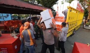 FOTO 21 Agustus_Anggota BPBD - TNI dan Polri menurunkan bantuan kemanusiaan dari Pemerintah Provinsi Jawa Timur untuk warga terdampak gempa NTT, di kantor BPBD Kab Ende,