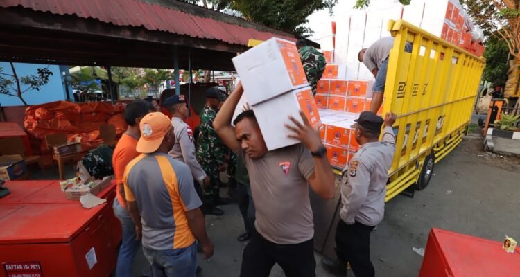 FOTO 21 Agustus_Anggota BPBD - TNI dan Polri menurunkan bantuan kemanusiaan dari Pemerintah Provinsi Jawa Timur untuk warga terdampak gempa NTT, di kantor BPBD Kab Ende,