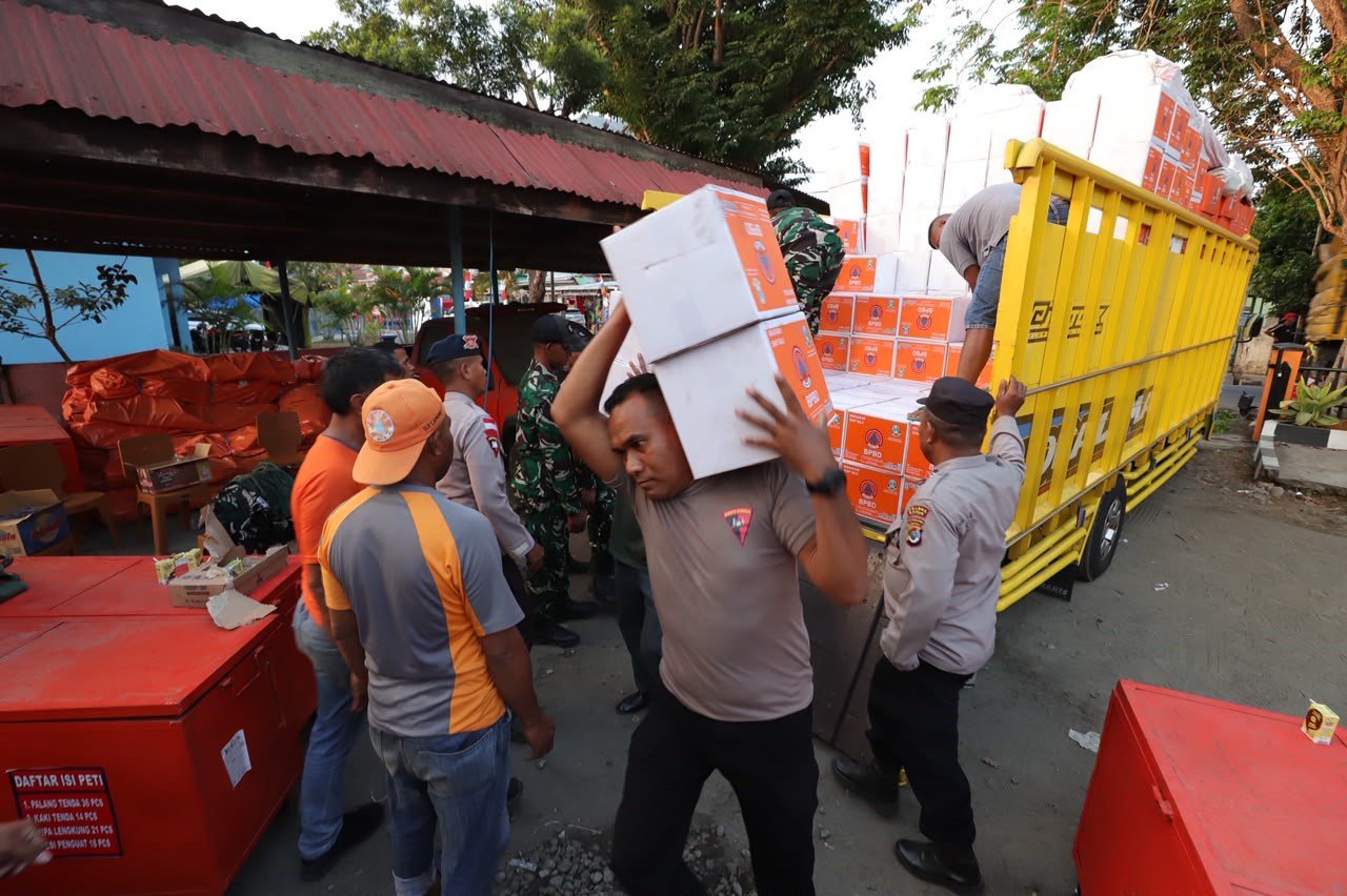 FOTO 21 Agustus_Anggota BPBD - TNI dan Polri menurunkan bantuan kemanusiaan dari Pemerintah Provinsi Jawa Timur untuk warga terdampak gempa NTT, di kantor BPBD Kab Ende,