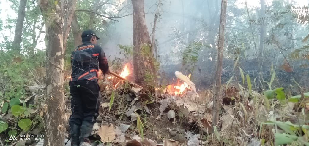 FOTO 21 Agustus_BPBD didukung unsur terkait melakukan upaya pemadaman di Desa Mategal dan Giripurno, Kabupaten Magetan, Provinsi Jawa Timur