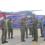 FOTO 21 Agustus_Deputi Bidang Logistik dan Peralatan BNPB Andi Eviana menerima penyerahan simbolis bantuan logistik sebanyak 34.4 Ton