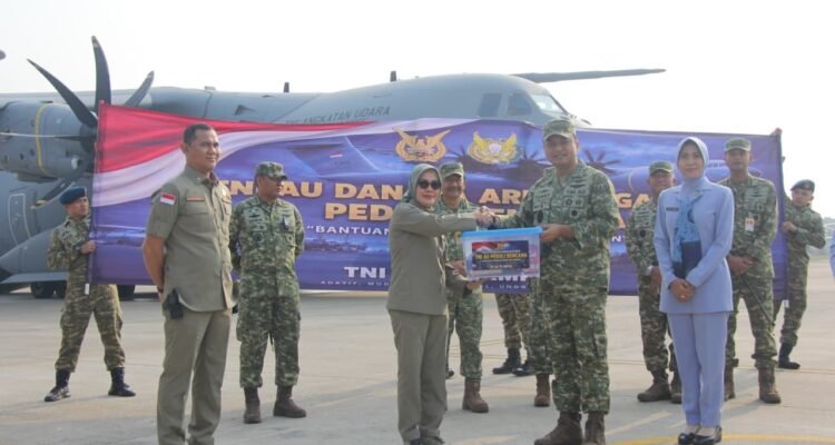 FOTO 21 Agustus_Deputi Bidang Logistik dan Peralatan BNPB Andi Eviana menerima penyerahan simbolis bantuan logistik sebanyak 34.4 Ton