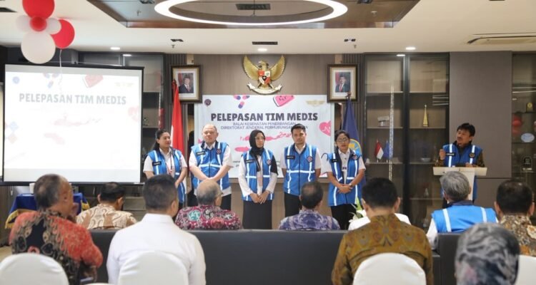FOTO 22 Agustus_Pelepasan keberangkatan Tim Medis Balai Kesehatan Penerbangan untuk tugas kemanusiaan pelayanan kesehatan pascagempa NTT 1