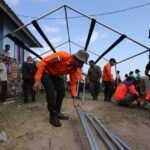 FOTO 22 Agustus_Sejumlah personel BPBD Kabupaten Ende bersama Basarnas Kota Ende dibantu relawan dan warga mendirikan tenda BNPB di Kantor Des Jegharangga, Kec Nangapanda NTT