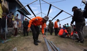 FOTO 22 Agustus_Sejumlah personel BPBD Kabupaten Ende bersama Basarnas Kota Ende dibantu relawan dan warga mendirikan tenda BNPB di Kantor Des Jegharangga, Kec Nangapanda NTT