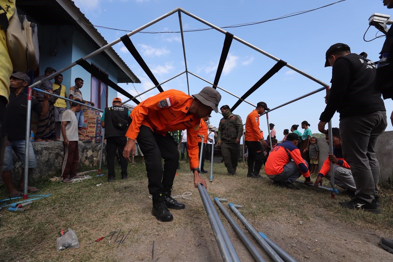 FOTO 22 Agustus_Sejumlah personel BPBD Kabupaten Ende bersama Basarnas Kota Ende dibantu relawan dan warga mendirikan tenda BNPB di Kantor Des Jegharangga, Kec Nangapanda NTT