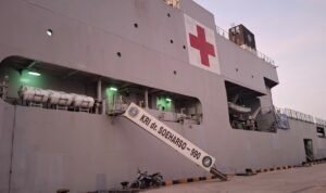FOTO 23 Agustus_TNI Angkatan Laut mengerahkan Kapal Rumah Sakit KRI dr. Soeharso-990 untuk warga terdampak gempa NTT. dok. bnpb