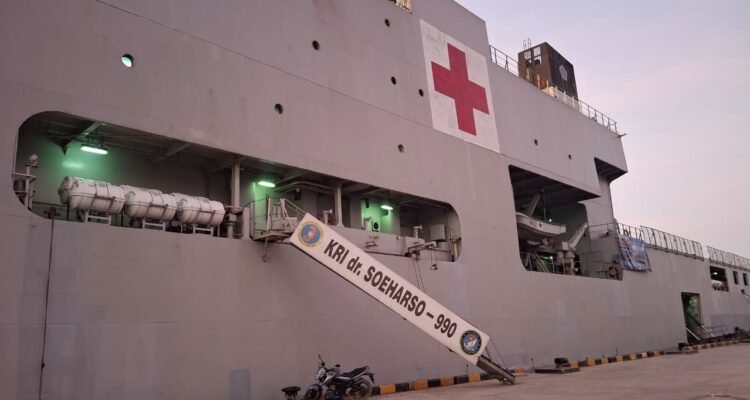 FOTO 23 Agustus_TNI Angkatan Laut mengerahkan Kapal Rumah Sakit KRI dr. Soeharso-990 untuk warga terdampak gempa NTT. dok. bnpb