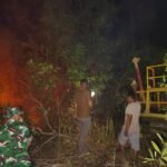 FOTO 23 Agustus_Tim gabungan berupaya memadamkan api pada 2,5 hektare lahan di Desa Batu Raja, Kec Wasile, Kab Halmahera Timur, Prov Maluku Utara. bpbdkab