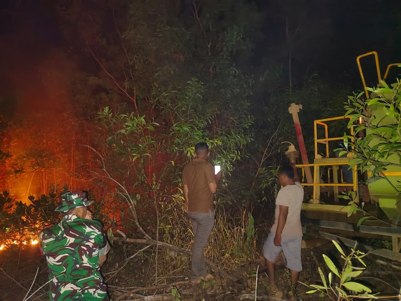 FOTO 23 Agustus_Tim gabungan berupaya memadamkan api pada 2,5 hektare lahan di Desa Batu Raja, Kec Wasile, Kab Halmahera Timur, Prov Maluku Utara. bpbdkab