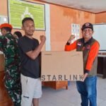 FOTO 24 Agustus_Penyerahan bantuan obat - obatan dan perangkat jaringan telekomunikasi bagi warga terdampak gempa Flores, di Desa Samporong, Kec Alok, Kab Sikka, NTT