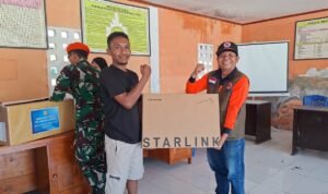 FOTO 24 Agustus_Penyerahan bantuan obat - obatan dan perangkat jaringan telekomunikasi bagi warga terdampak gempa Flores, di Desa Samporong, Kec Alok, Kab Sikka, NTT