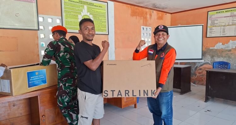 FOTO 24 Agustus_Penyerahan bantuan obat - obatan dan perangkat jaringan telekomunikasi bagi warga terdampak gempa Flores, di Desa Samporong, Kec Alok, Kab Sikka, NTT